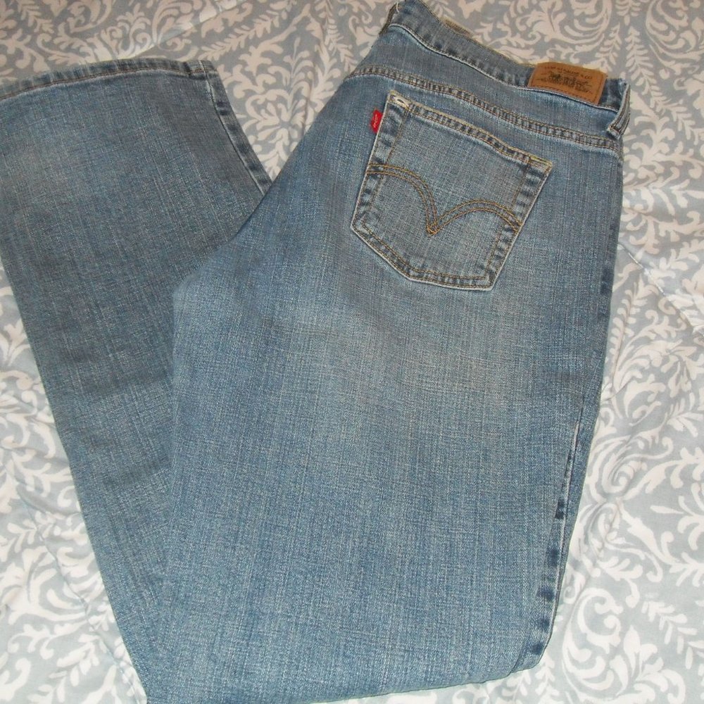 Levis jeans mid rise med blue. gently used.